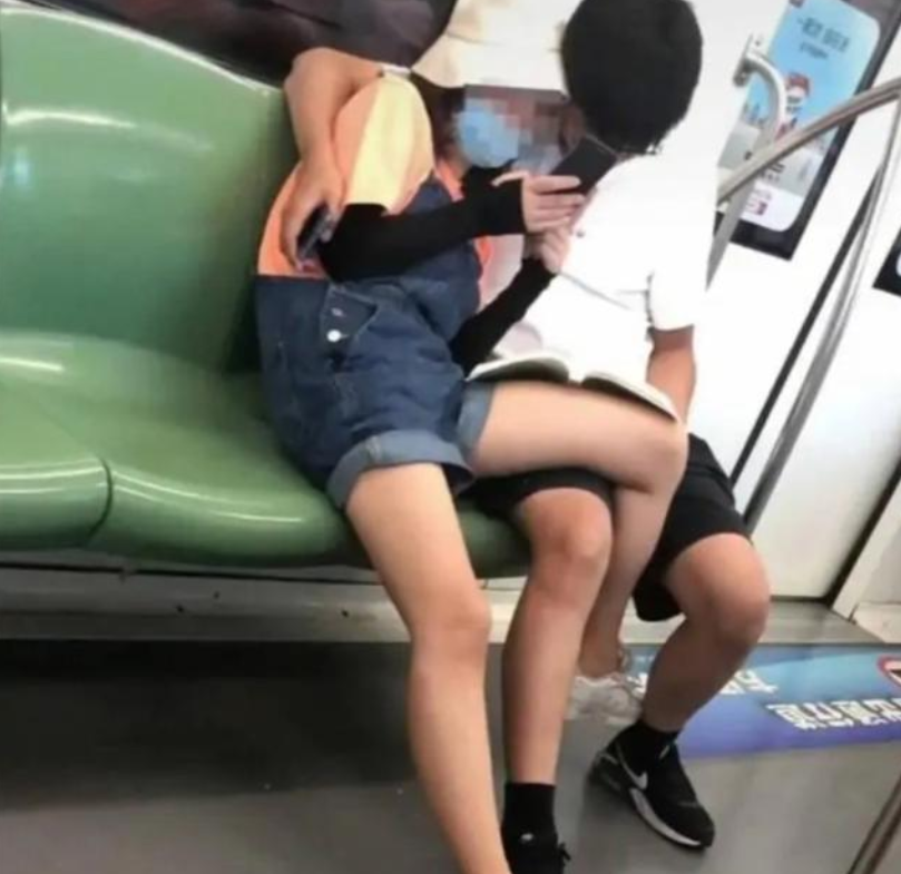 00后男女同学早恋，乘地铁举止令人不适，网友：三观尽毁