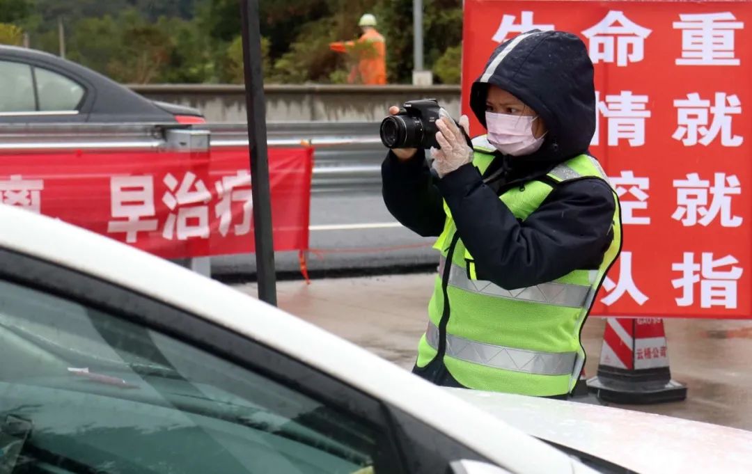 点赞台丨高速上的“轻骑兵” ——记云梧高速通讯员队伍