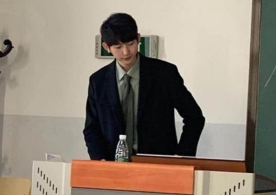 湖南一大学男老师火了，被称为“湖南任嘉伦”，深受女学生喜欢