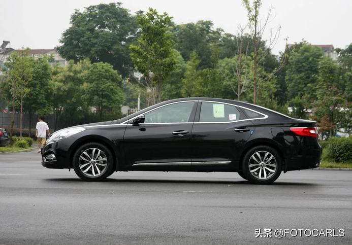 现代雅尊3.0l v6顶配实拍,进口售价31.28万,尾灯设计很美系