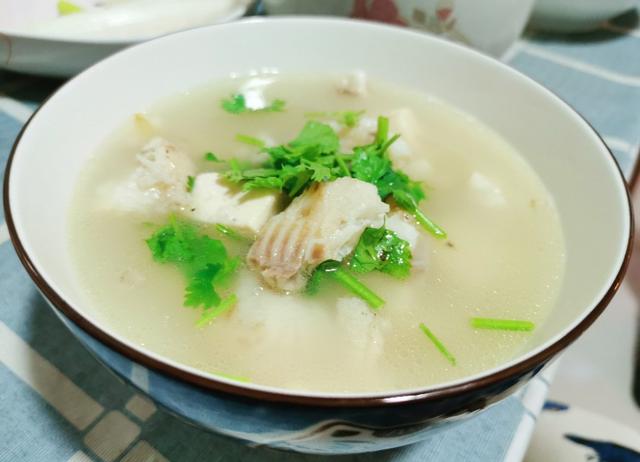 奶白鲈鱼豆腐汤做法：忽略这个细节，鱼汤很难熬出奶白色