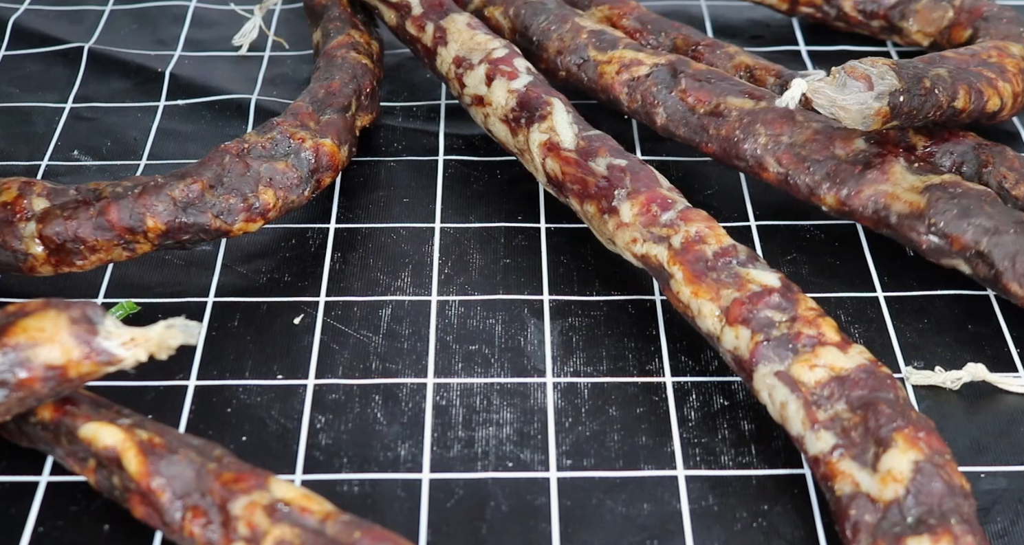 腊肠没吃完，万不可直接放冰箱保存，教你一招，吃一年不变质