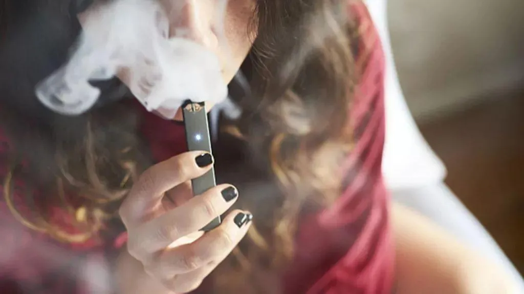 电子烟吸“瘾”年轻女性 危害不只是产生依赖性