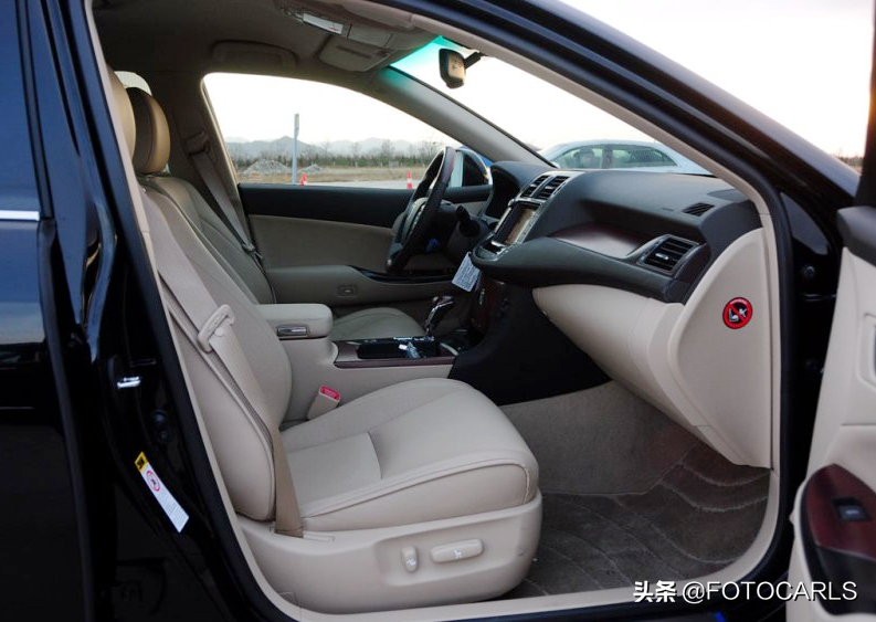 售价近90万！丰田皇冠4.3L V8沙龙VIP实拍，座椅上小喇叭相当气派