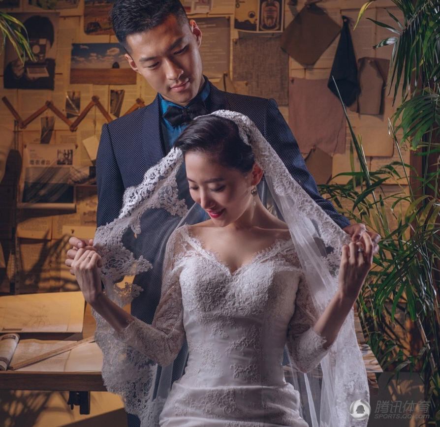 吴曦的妻子晒近照,优雅端庄落落大方)