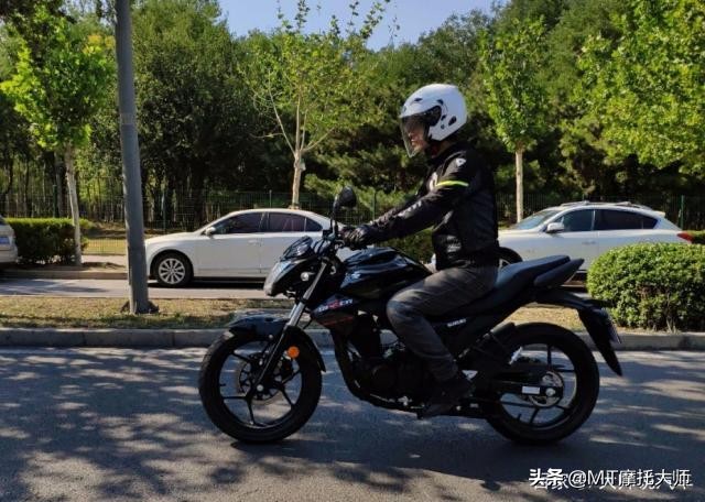 不输幻影150，试驾铃木极客飒155，极速115km，通勤娱乐两不误