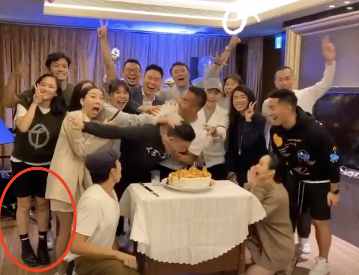 陈乔恩携男友聚会，腰粗腿壮呈现幸福肥，靠在艾伦身前很甜蜜