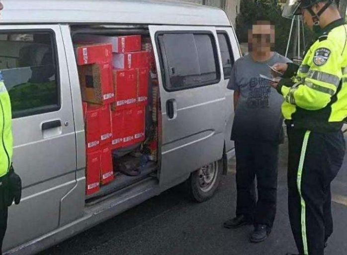 面包车拉两箱水果罚200，车主：拉人拉货都不行，还能装啥？