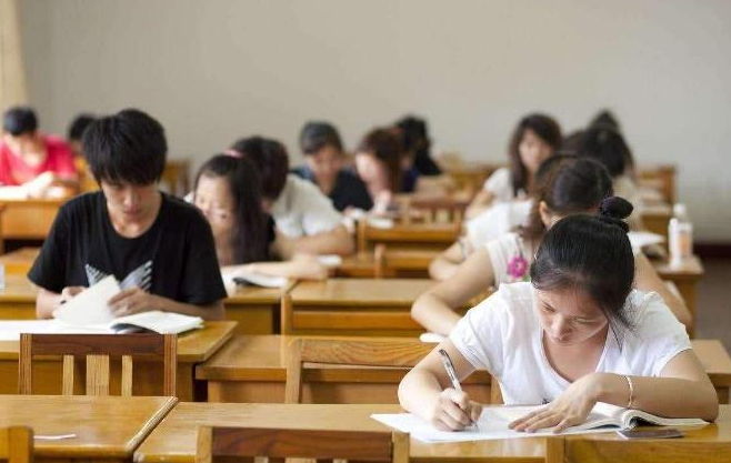 当代大学生面临的难题，期末考试陷入困境，担心挂科问题