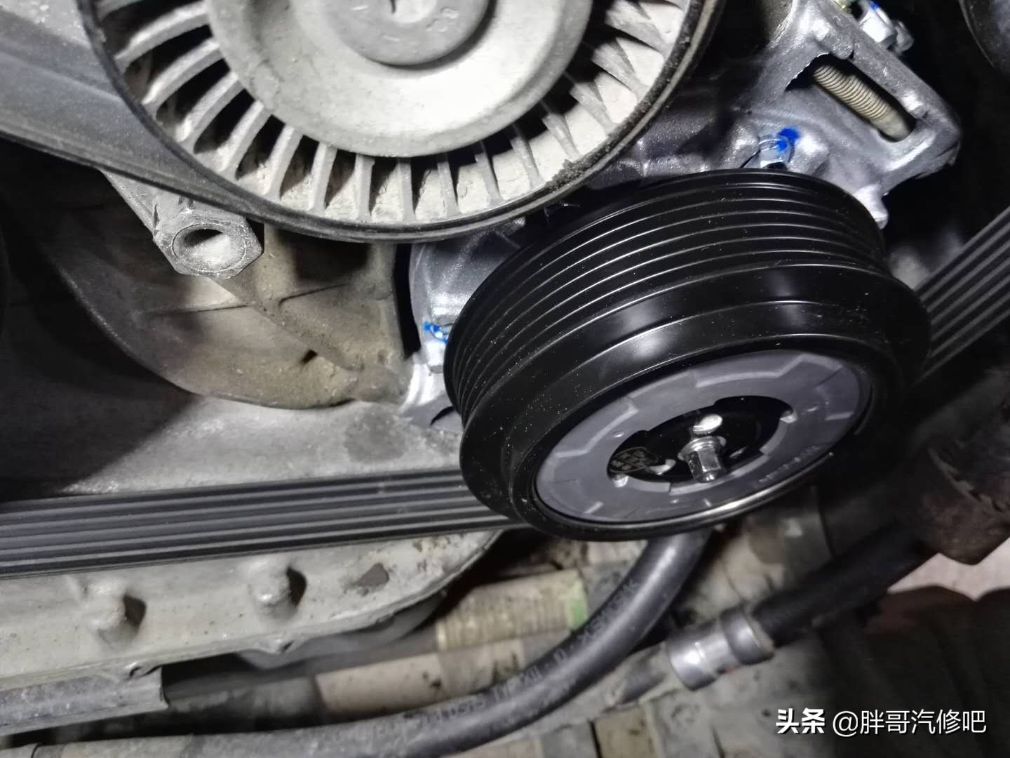 胖哥教大家怎么判断压缩机损坏，奔驰R350可变量压缩机维修