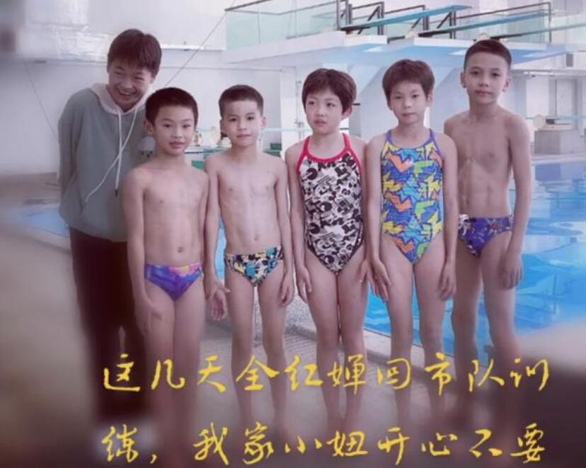 全红婵1家4口干活曝光！妹妹弟弟很忙，妈妈开心笑了老爸端坐休息