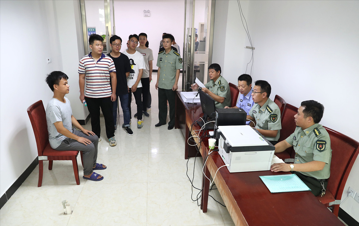 应届毕业生当兵，从“家乡”征兵和“高校”征兵有4点区别