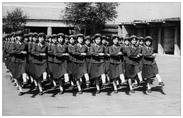 難忘74式軍服——海軍恢復水兵服,女兵穿上了裙子