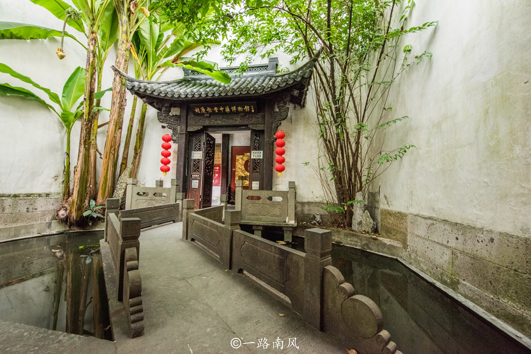 杭州最繁华的步行街，清代首富一怒之下在此开药堂，成为旅游景点
