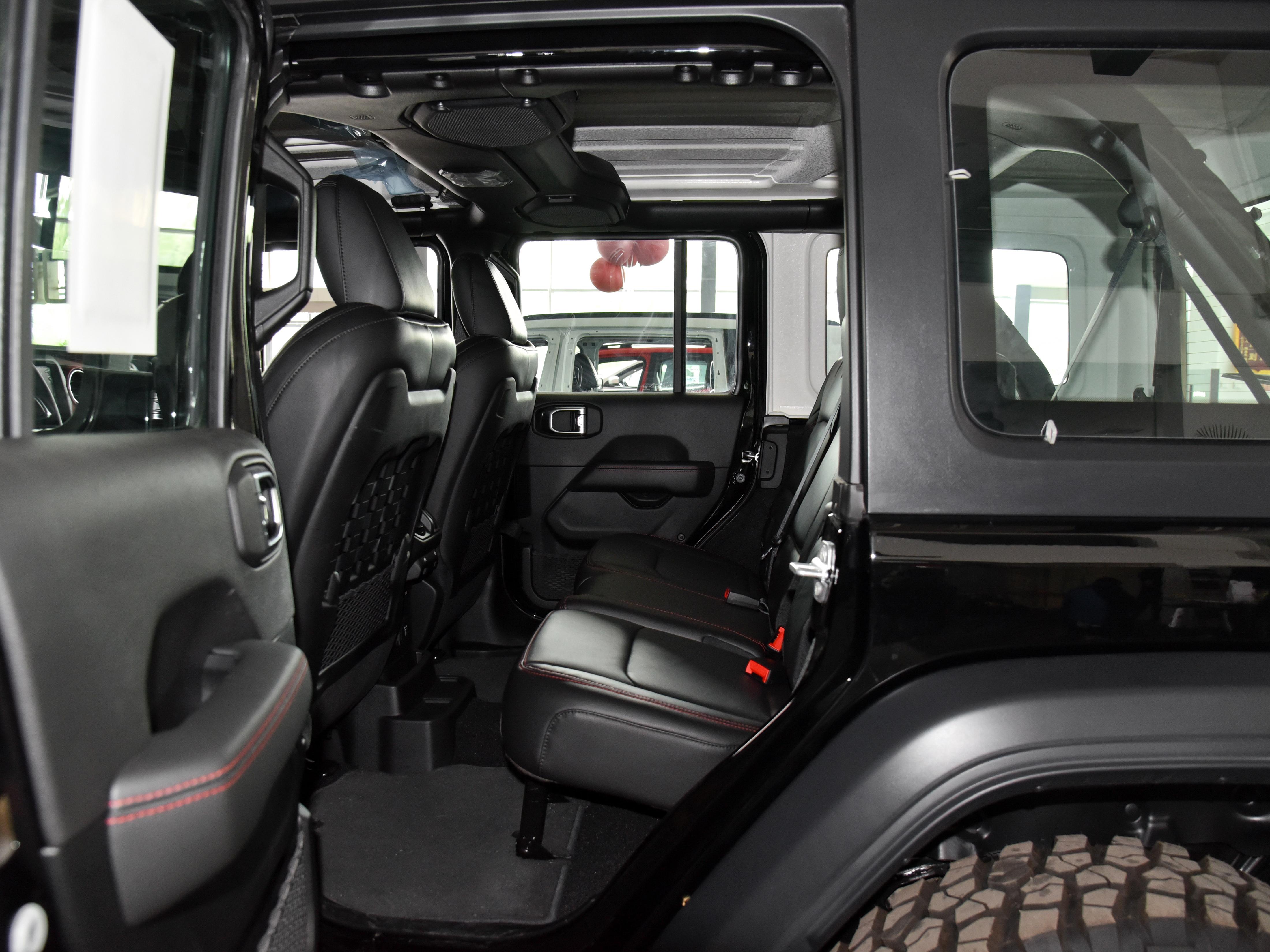 四驱顶级油耗降低,内饰精致配置高进口越野suv,实拍吉普牧马人