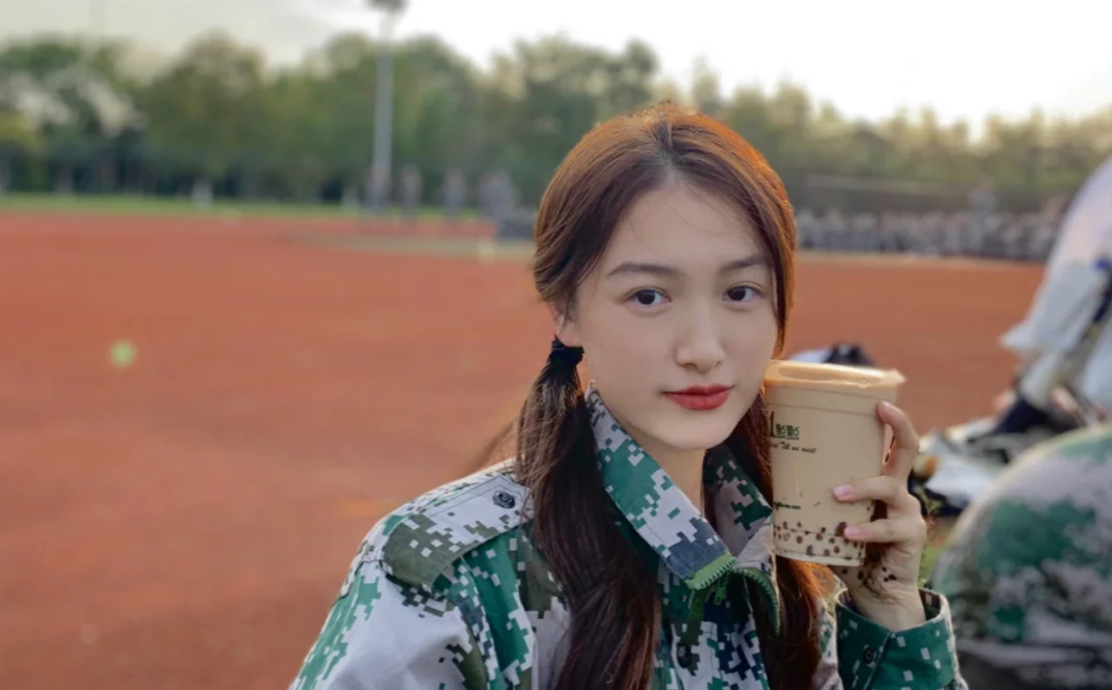 清华军训照流出，英姿飒爽不输军人风采，魔鬼式训练让人望而生畏