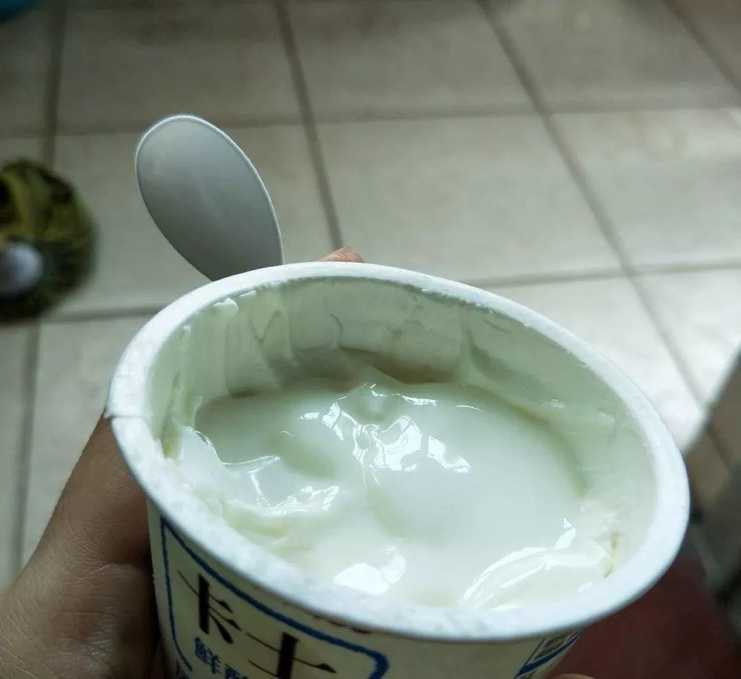 盆里倒一瓶牛奶，虫子全赶跑，叶子油绿发亮还茂盛！