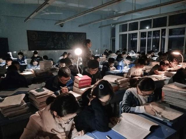 寄宿制学校的早晚自习，或开始向家长收费，知道原因后开始理解