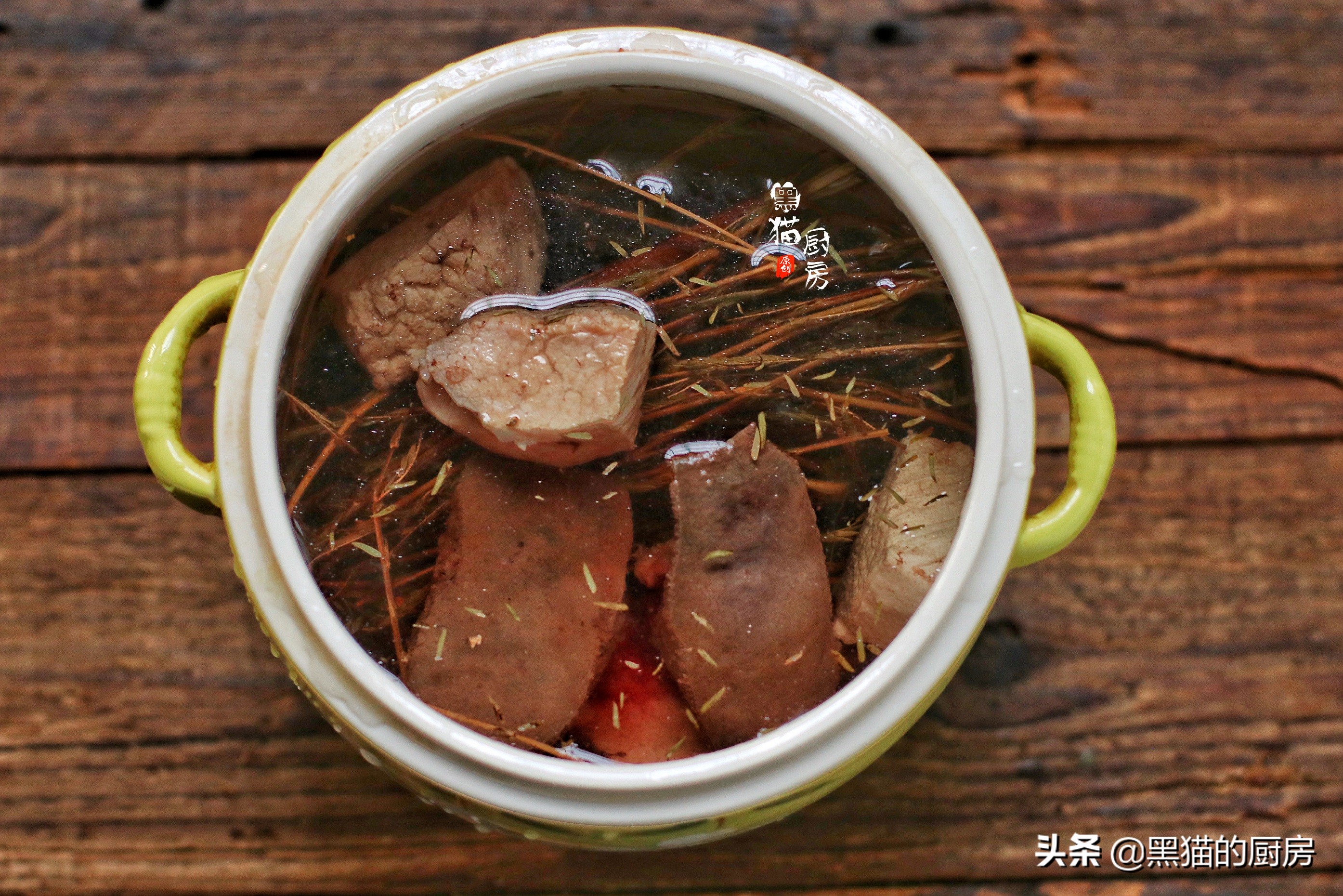 食材:干鸡骨草1把,猪横脷1条,干无花果5-6颗,瘦肉300颗,生姜1块,盐