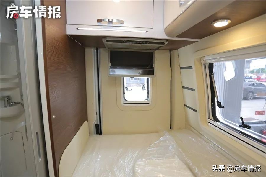 宇通依维柯B型房车2+3式布局，超大天窗，内饰豪华，适合3口之家