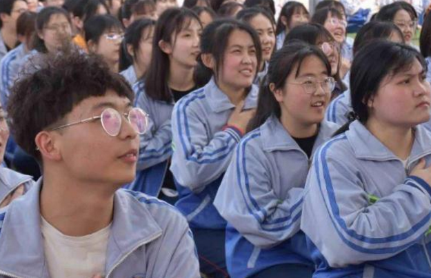 高考学生迎来“坏消息”，大学“学费”要上涨，下半年将开始实行