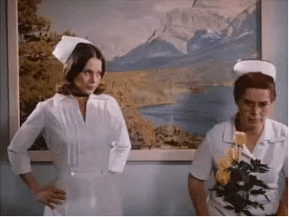 “妹子睡觉把脚伸我这，要给她点教训吗？”哈哈哈挠她的脚心才对