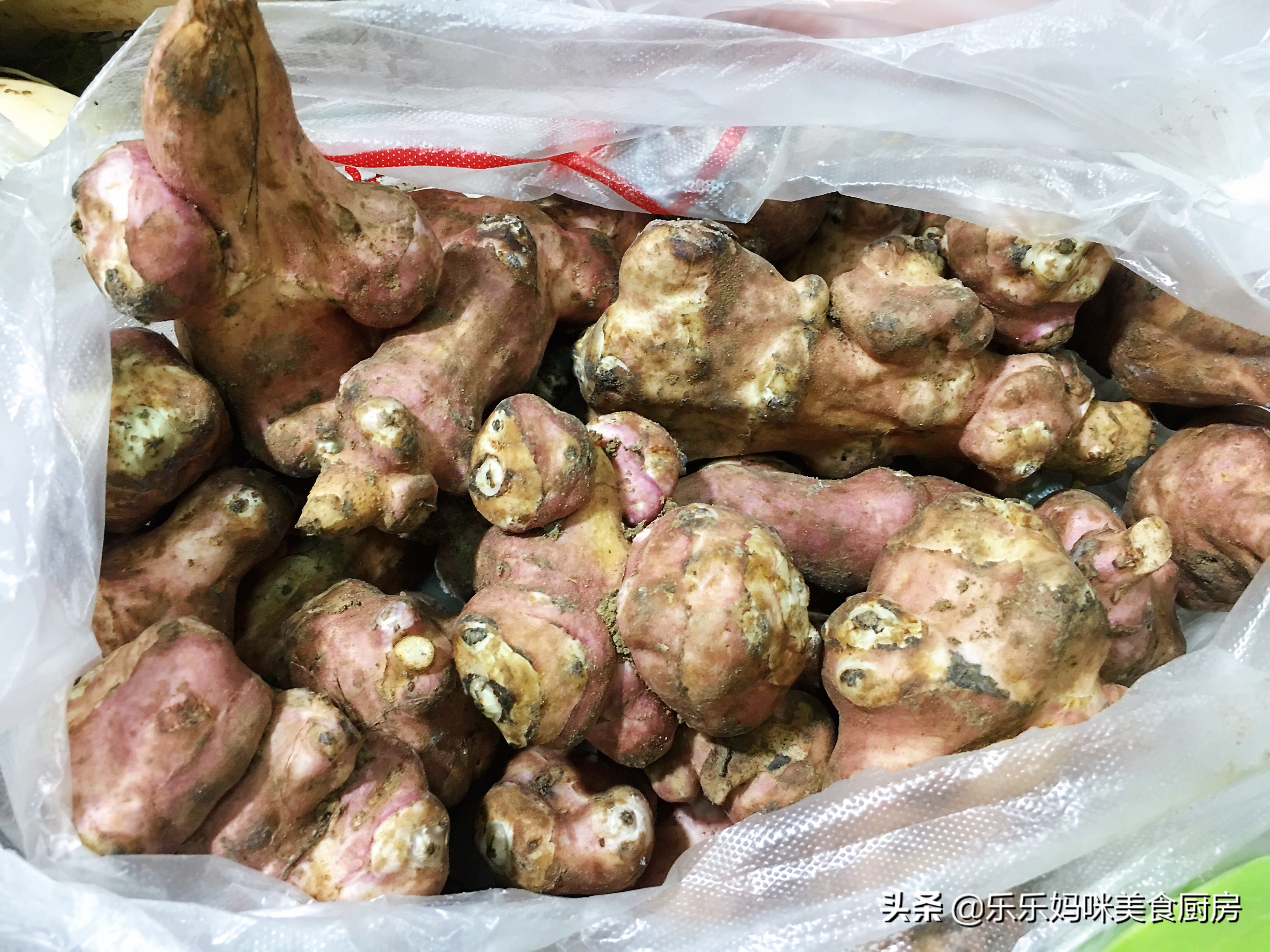 每年秋季，妈妈都用这方法腌咸菜，7种食材腌1瓮，够吃一冬