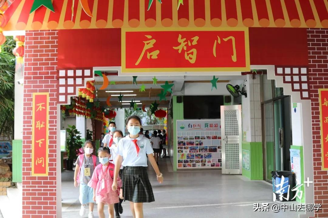 开学啦！现场多图预警：妈趴窗，爹爬墙，脸贴地！场面过于欢乐