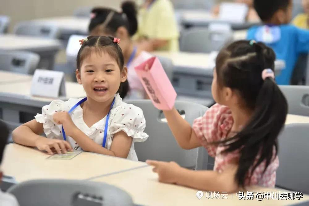 开学啦！现场多图预警：妈趴窗，爹爬墙，脸贴地！场面过于欢乐