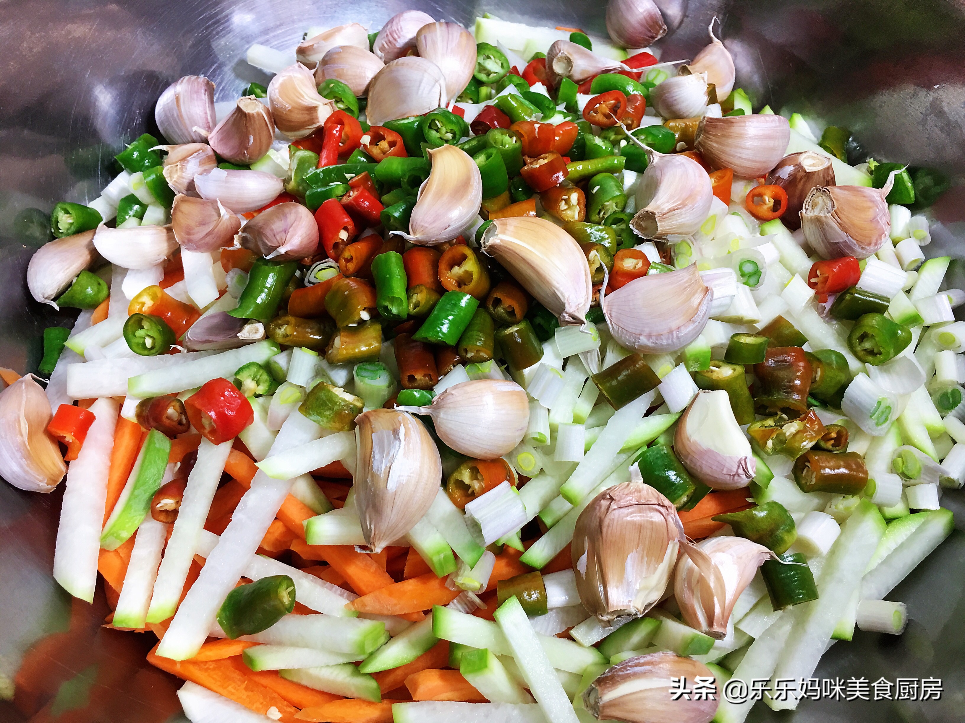 每年秋季，妈妈都用这方法腌咸菜，7种食材腌1瓮，够吃一冬