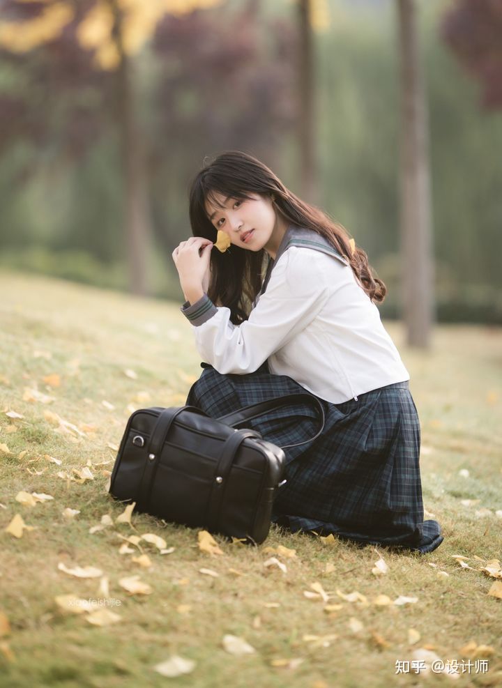 拍照姿势不重样,日常又好看的8个姿势,一个人拍照时不要错过