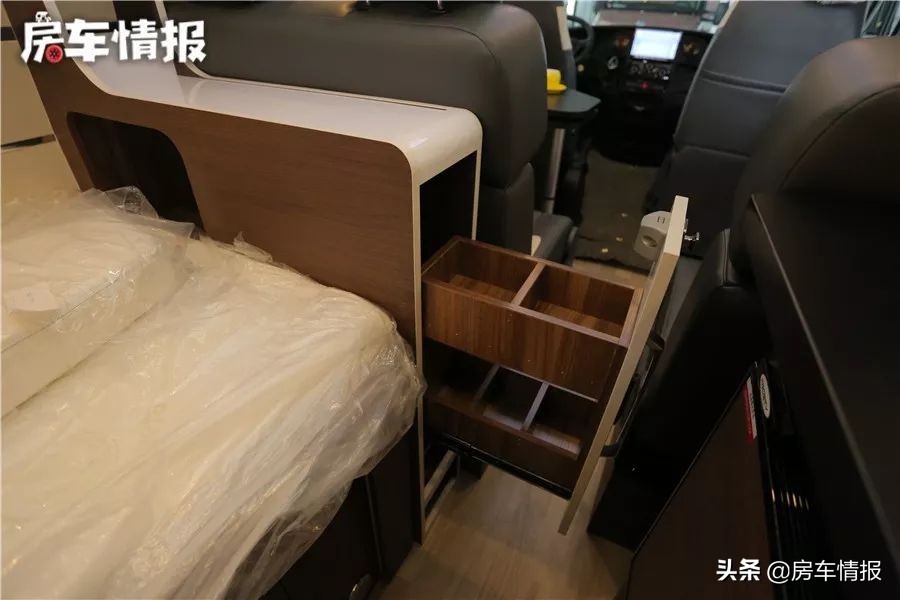 宇通依维柯B型房车2+3式布局，超大天窗，内饰豪华，适合3口之家