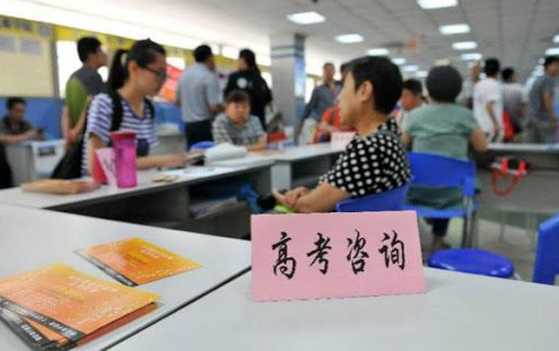 21年高考500分只能上专科，文理分数线差距100分，文科生太难了