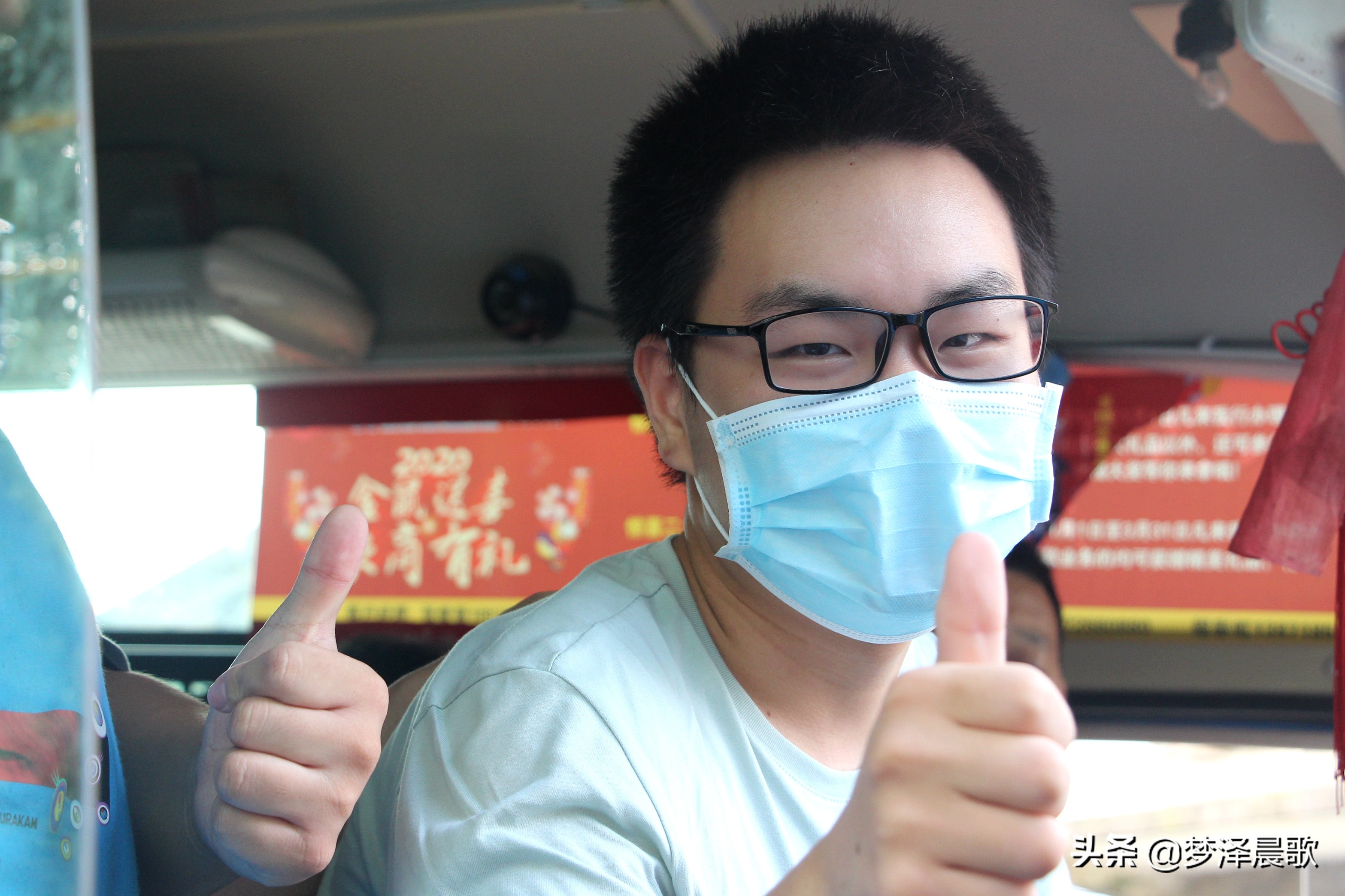 高考结束考生有序离开校园