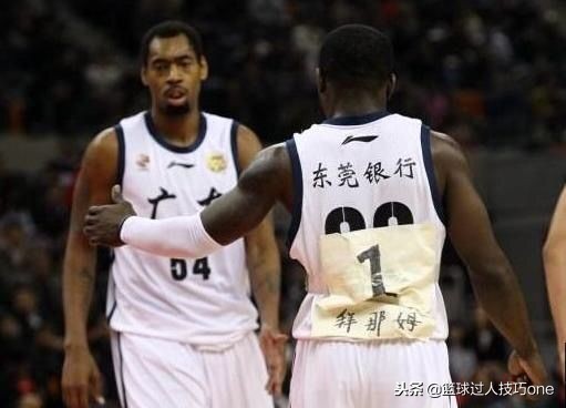 nba球衣网眼刺绣为什么掉色(球衣都出过哪些问题？撕破、褪色、名字印错，CBA甚至还手写号码)