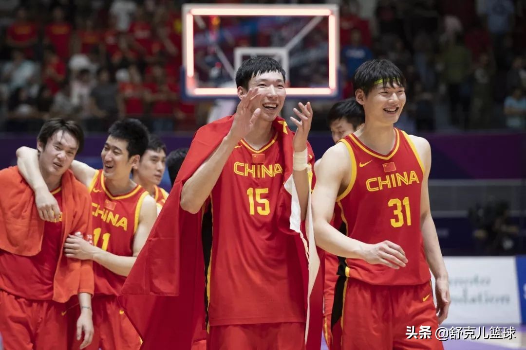 周琦为什么加入nba(周琦在国内CBA被各队哄抢，为何会被NBA退回，他有什么致命弱点？)