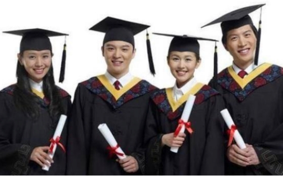 普通家庭供一个大学生上大学，总共要花多少钱？哪方面花费最多？