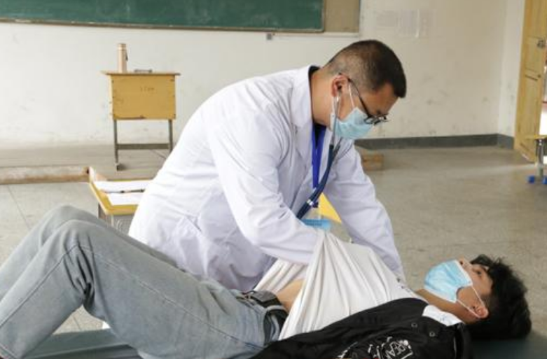 高考生“体检翻车”走红，众多学生吓出表情包，医生：我也不想