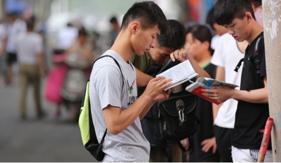 大学刚开学要带电脑去学校？听听学长的建议，不知道的很“吃亏”