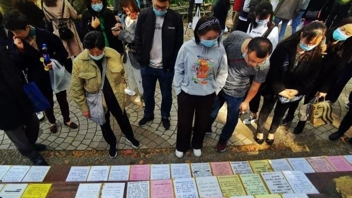 上海人民公園相親角(上海人民公園相親角:父母替大齡子女相親,