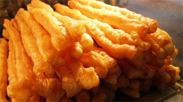 教你在家炸油条，做法和配方全都告诉你，蓬松柔软，好吃又健康
