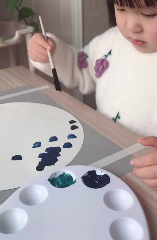 小女孩用颜料画画，本来以为是玩笑之作，看到最后：简单又好看