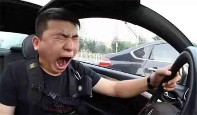 开车犯困"喝红牛"行吗?老教授提醒:有3大危害,男司机最好别喝