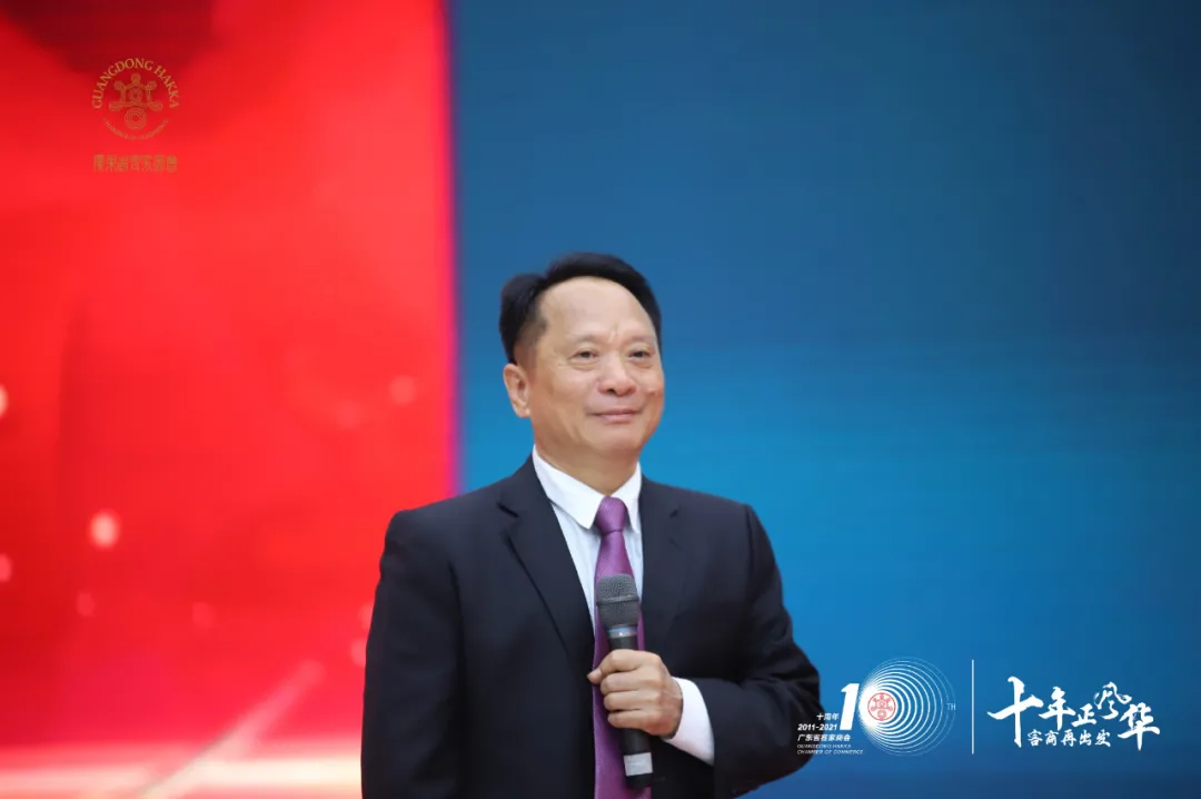 东鹏控股董事长何新明:传统产业转型升级的探索