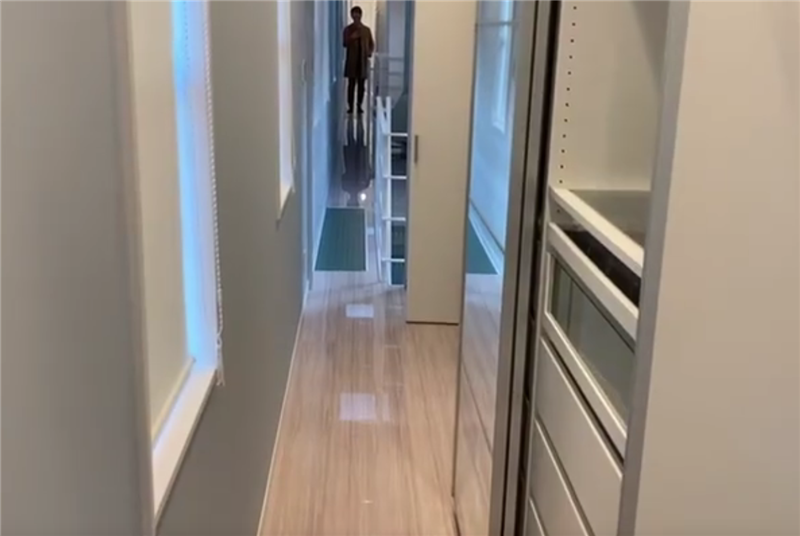 细长型的房子两人并肩过都难，卧室只能摆放单人床，看着都很压抑