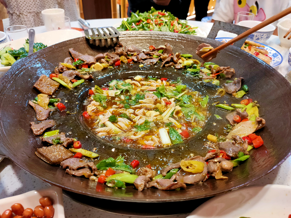 南充:来自贵州的美食,99%的人没吃过,风味苗寨烙锅