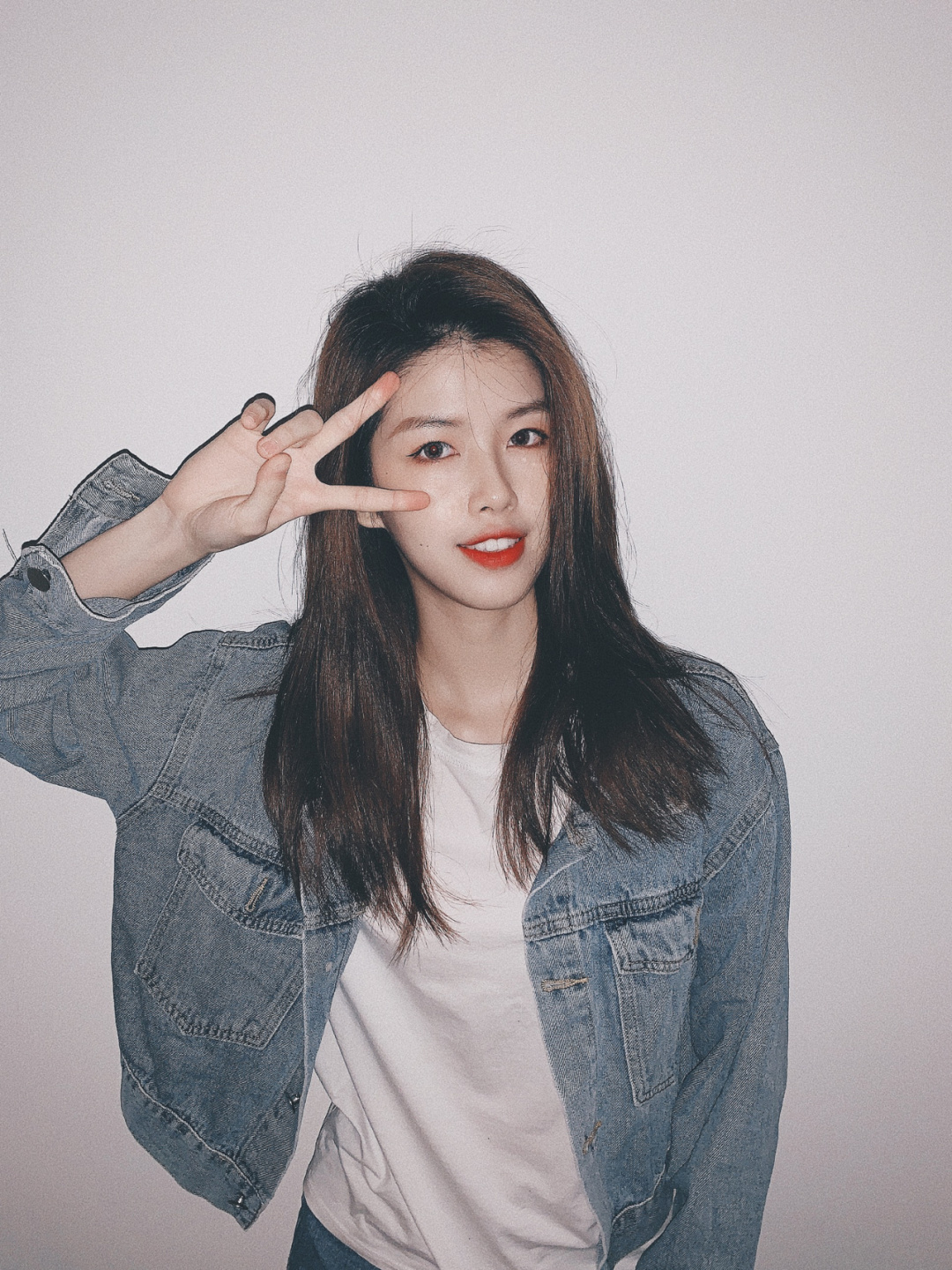 在你的脸颊两边比,配合稍微歪头微笑,很简单,但是看起来俏皮又好看