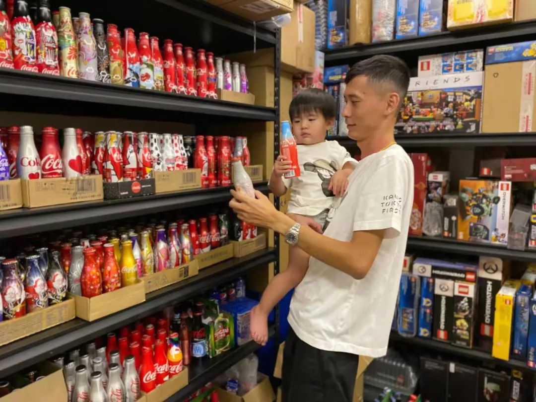 广东小伙倒卖可乐瓶，一年赚几十万，最贵的空瓶卖1万多