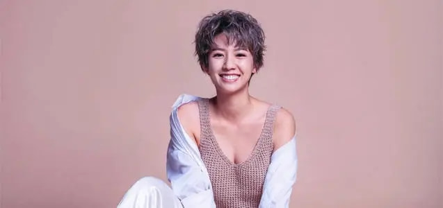 她被誉为“TVB发电机”，曾被开价200万一晚，入行7年传15段绯闻