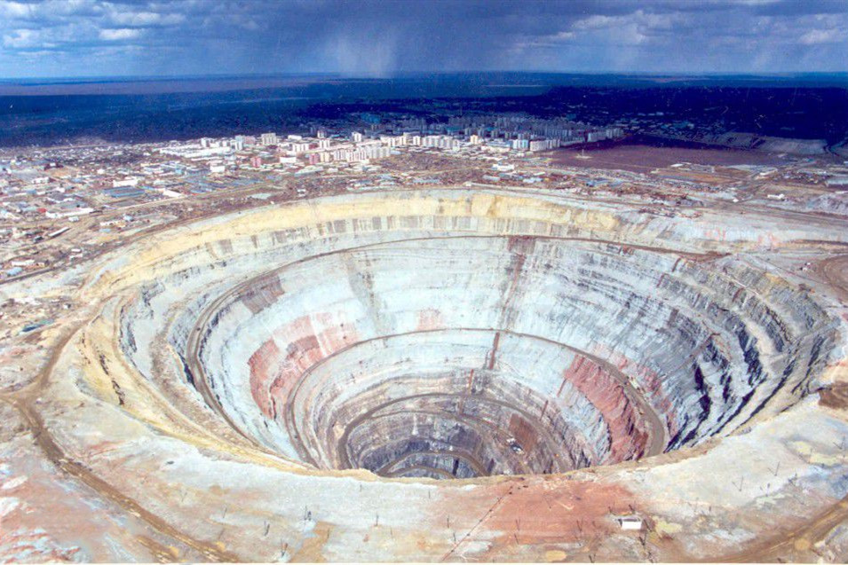 足有160层楼高的钻石矿场，当地居民竟然这么穷